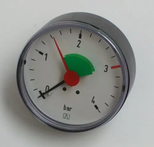 Manometer von Daikin mit Skala bis 4 bar. Zeiger zeigt auf 3 bar. Zifferblatt mit rotem und grünem Bereich, weiße Hintergrundfarbe, klare Ziffern und Markierungen.